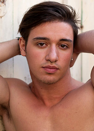 Muscled hottie Fabrizio