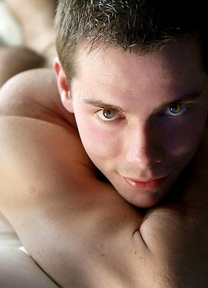 Hot muscule dude Owen posing